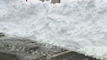 【変死体が雪の中から…】閑静な住宅街で「除雪中に遺体を発見した」除雪作業員が通報―服を着たままの40～50代ぐらい男性〈警察が事件と事故の両面で調べを進める〉北海道旭川市