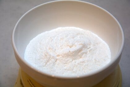 メーカーによって粒子の大きさが違うという米粉（編集部撮影）