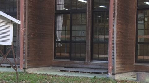 クマが校舎の窓のすぐ外をウロウロ　子どもたちがいる日中に出没　4日前には窓枠が壊される被害を確認　学校では「外で遊ばないよう」注意呼びかけ