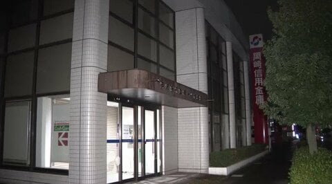 現金引き出した直後に…信用金庫で44歳女性が男に刃物で脅され約10万円入った鞄奪われる 警察が目撃情報に似た男を確保
