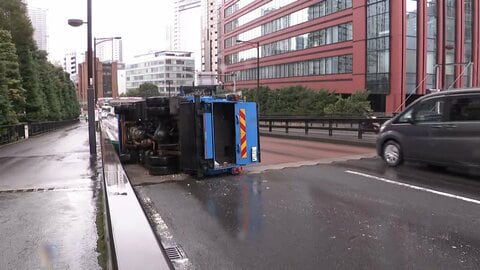 東京・港区でゴミ収集車が横転　「閉じ込められた」運転手自ら通報　カーブ曲がる際にハンドル切りすぎたか