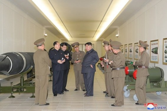 画面左に超大型放射砲(KN-25)の弾体(模型?)(労働新聞・3月28日)
