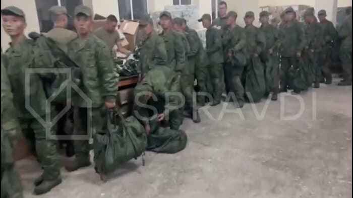 ロシアに派兵された北朝鮮兵士とみられる一団(セルギエフスキーの訓練場とされる 10月18日投稿・@spravdi)