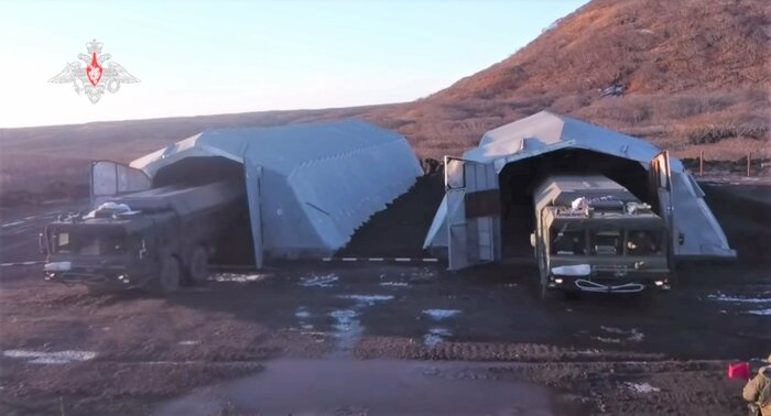 軍用車両用大型テントから発進する「K-300P バスチオン」2両(ロシア国防省公式映像 Youtubeより・2021年12月2日)