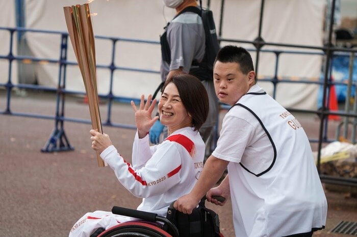 ひろ実さんはパラリンピックの聖火リレーに参加。車いすを押す良太さんと。