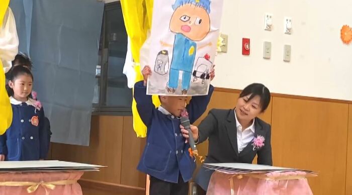 絵を掲げて将来の夢を発表