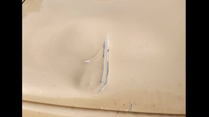 ボンネットには大きな傷が（提供：視聴者）