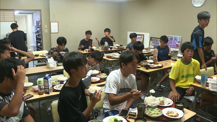 シルビアでの最後の食事を楽しむ藤枝東サッカー部の現役部員