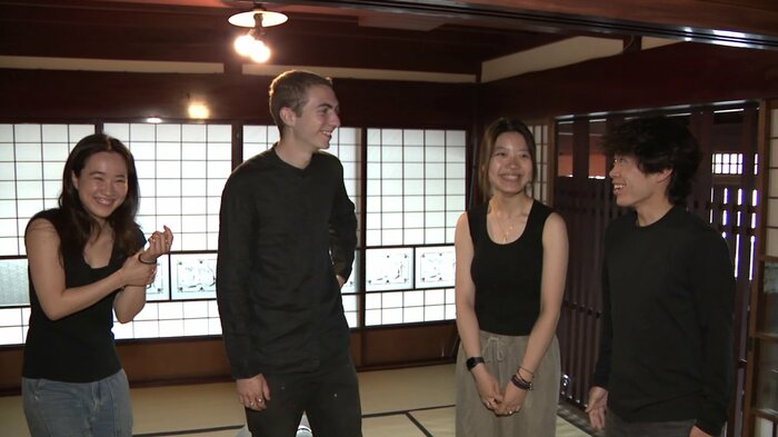 笑顔で語り合う北山偲文さん(右端)とレイ・ワイントローブさん(左端)たち