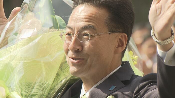 初当選で喜びの表情を見せる杉本氏