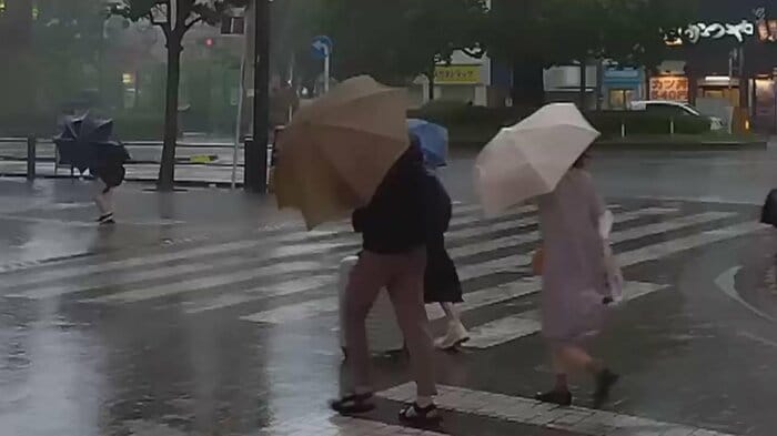 大田区蒲田では傘を横向きにして歩く人も