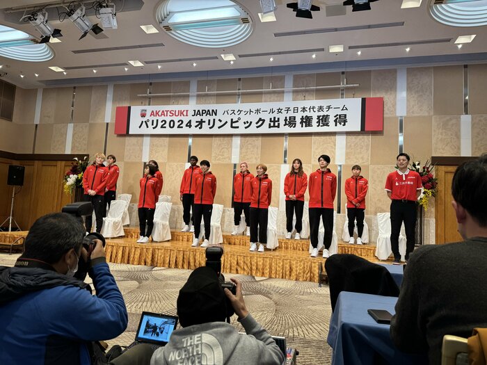 会見するバスケ女子日本代表選手ら(13日、千葉県成田市)