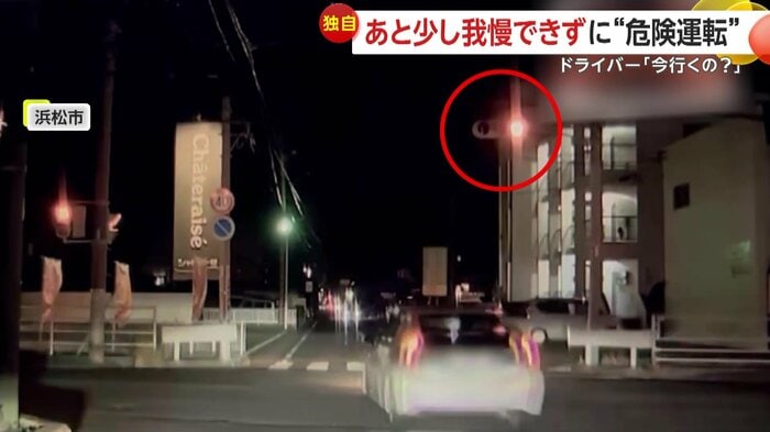 交差点に猛スピードで突入する車(視聴者提供)