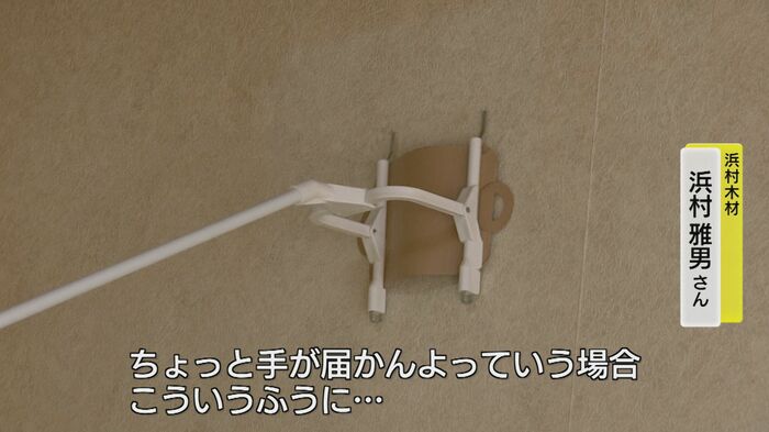 専用の粘着シートにカメムシをくっつける