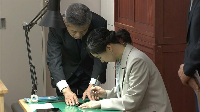 「沈金」の作業を体験される佳子さま