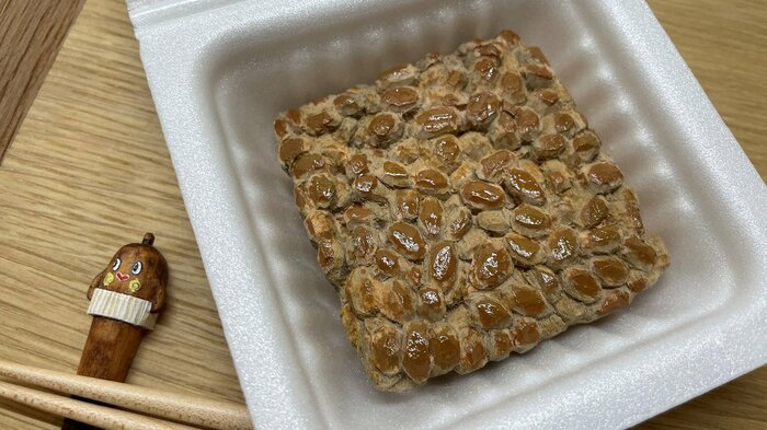 納豆を再現した作品。※再現しているのは豆の部分