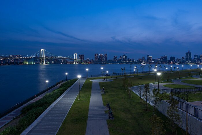 豊洲ぐるり公園の雰囲気。遠くに見えるのがレインボーブリッジだ