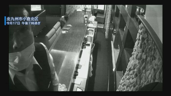 防犯カメラに気づきカメラの位置を変える容疑者