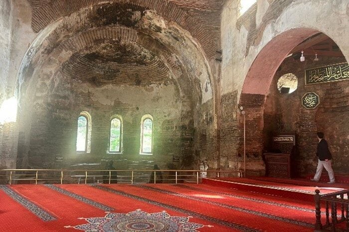 右側がイスラム教の聖地メッカの方向