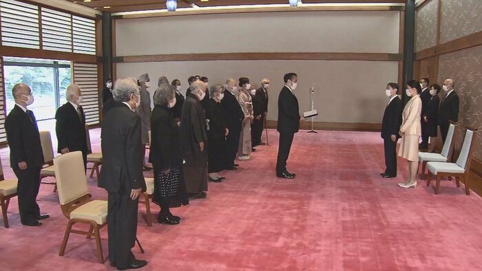 松風の間で天皇皇后両陛下と面会する文化功労者17人