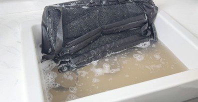 6年間洗っていなかったリュックをつけ置き洗いしたら想像以上に汚れが！（提供：平島利恵さん）