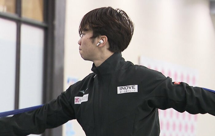 練習前にウォームアップをする友野（2025年11月）