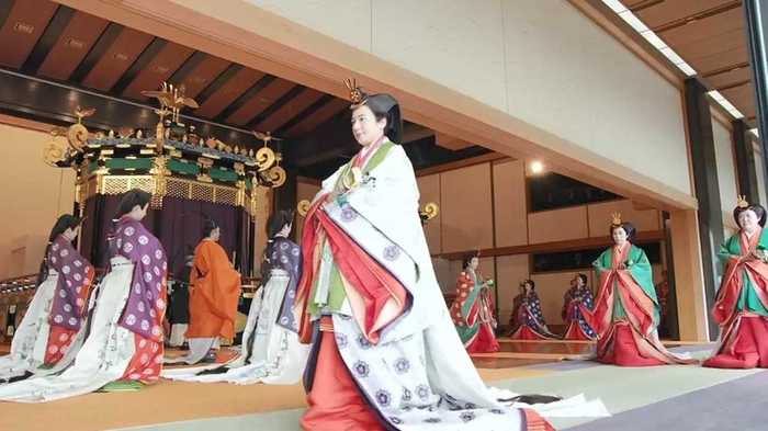 皇后さまの十二単は「新しい方向性」 即位礼正殿の儀が終了