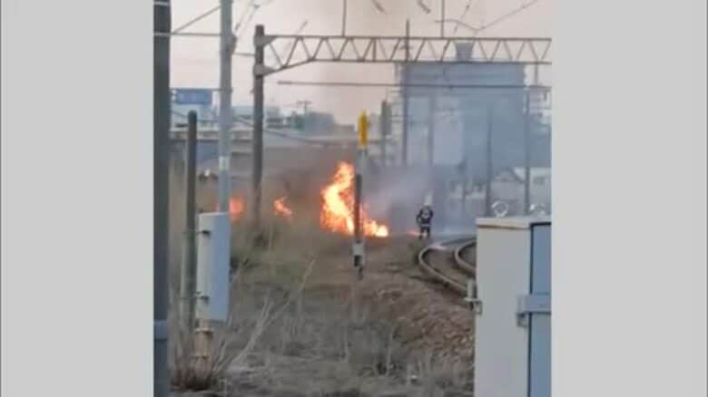秋田市楢山の踏切近くで草が燃える火事　秋田新幹線が一時運転見合わせ｜FNNプライムオンライン