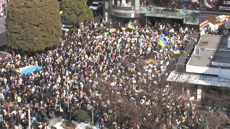 【速報】渋谷ハチ公前に群衆が･･･　露 ウクライナ軍事侵攻に抗議　呼びかけ人の男性｢こんなに集まるとは｣｜FNNプライムオンライン