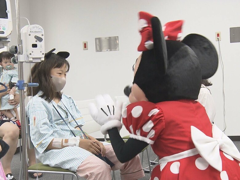 病気等でTDRへ行くのは難しく…入院中の子供達をミッキーとミニーが訪問 一人一人に夢のような時間をプレゼント｜FNNプライムオンライン