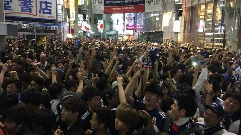 ワールドカップ日本代表勝利！　“サポーターの聖地”渋谷スクランブル交差点には、こんな落し物も…