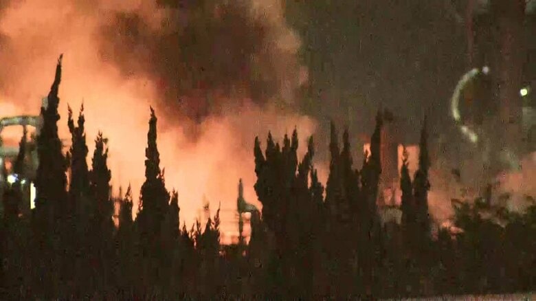 京葉臨海コンビナートの一角で化学工場火事…ポンプ車など19台出動「二塩化エチレンが燃えている」と通報　けが人なし　千葉・市原市｜FNNプライムオンライン