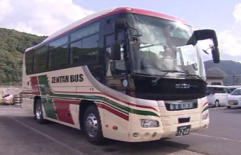 中野国交相を乗せたバスと軽自動車が接触事故　軽自動車がセンターラインはみ出す　けが人なし｜FNNプライムオンライン