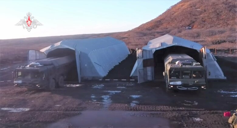 軍用車両用大型テントから発進する「K-300P バスチオン」2両(ロシア国防省公式映像 Youtubeより・2021年12月2日)