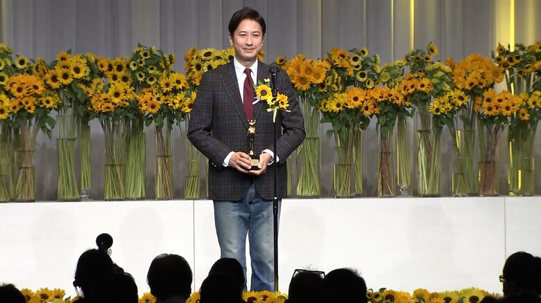立ち姿もスマート　谷原章介