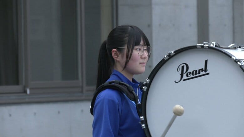 「演奏だけでなく動きを完璧にこなすのが難しい」と語る部長の柳谷美優さん