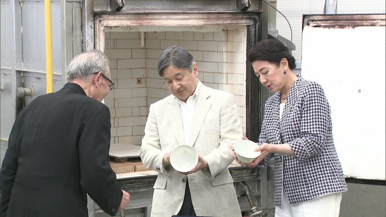 砥部焼について説明を受けられる両陛下