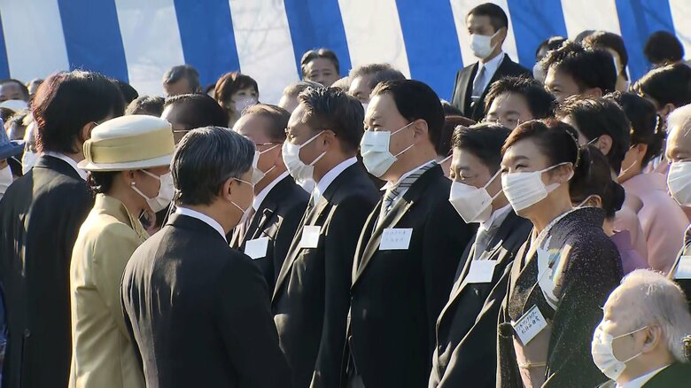 松任谷由実さんと懇談される両陛下