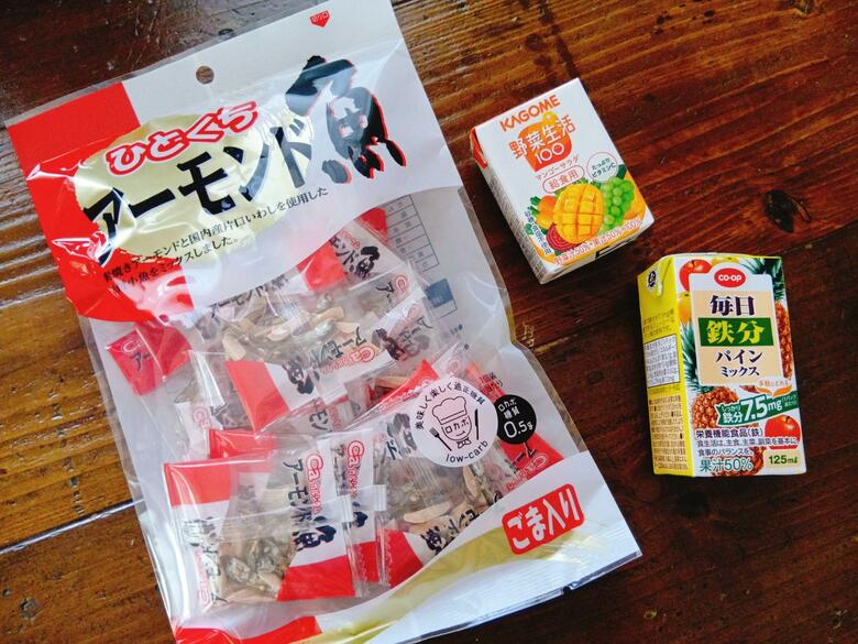 小袋になっている小魚のおやつと野菜ジュース