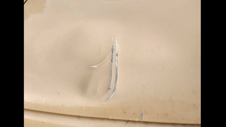 ボンネットには大きな傷が（提供：視聴者）