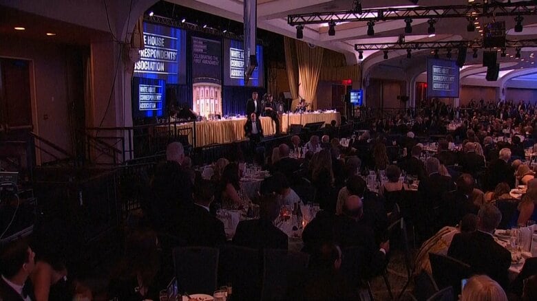 シークレットサービスによって会場から連れ出されるトランプ大統領