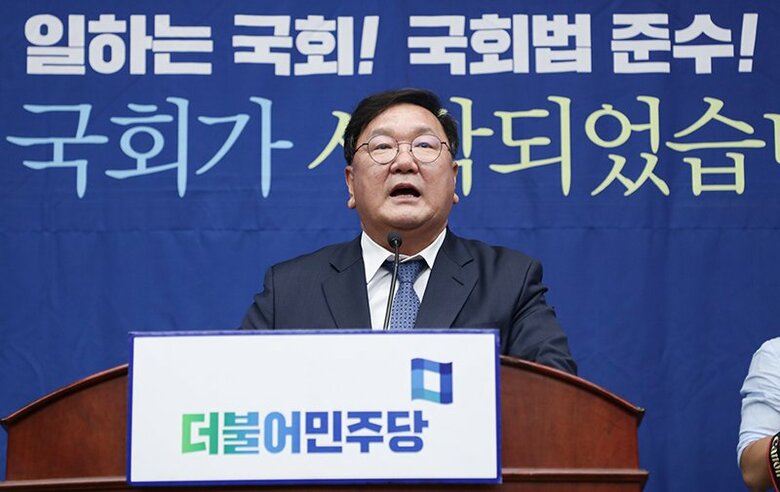 「日本の妨害で、朝鮮半島統一の歴史的転換となる千載一遇の機会が消えた」と主張した与党・共に民主党のキム・テニョン院内代表