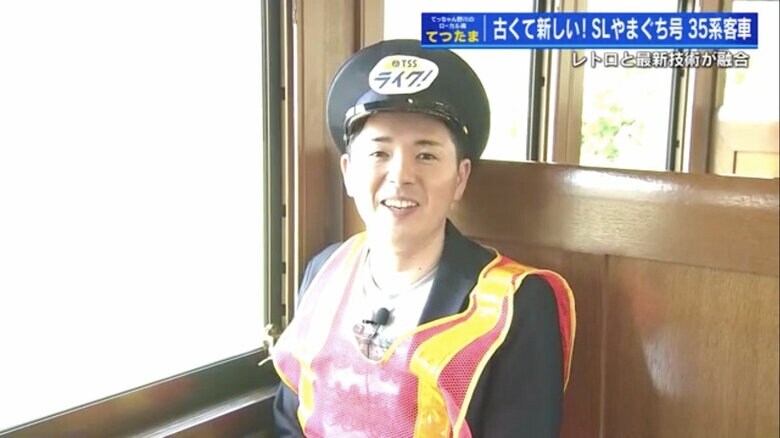 木製の座席に座り、「背筋が伸びる」と野川キャスター