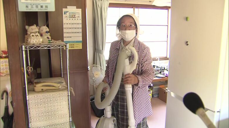 当時、81歳女性は近くにあった掃除機を手にした