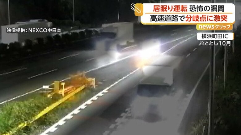 本線とインターチェンジの分岐点を走る乗用車