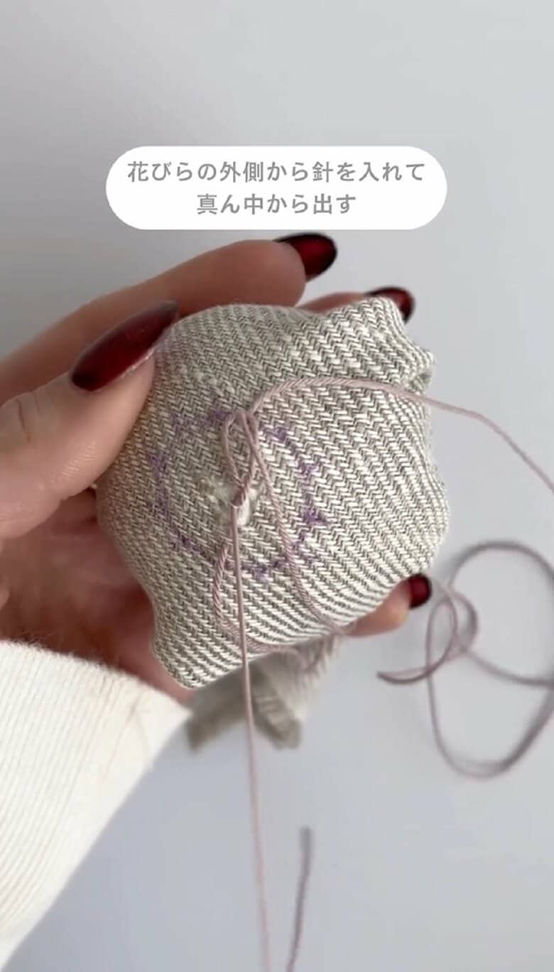 真ん中から針を出す