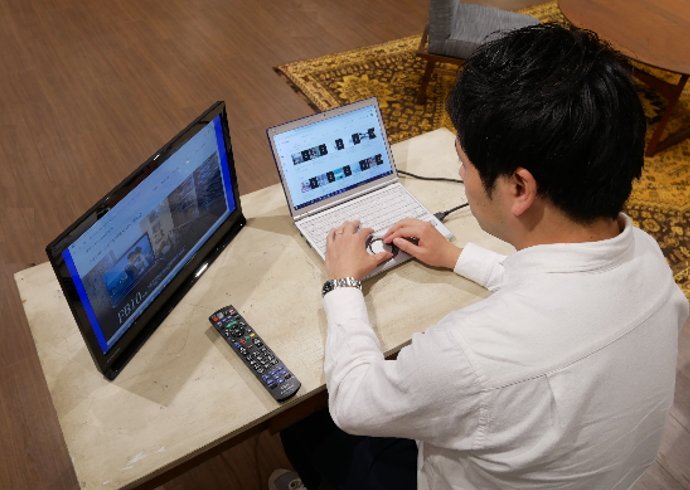 ポータブルテレビを「デュアルモニター」と活用（画像：プライベート・ビエラ スタンダードモデル(非防水) UN-19FB10）