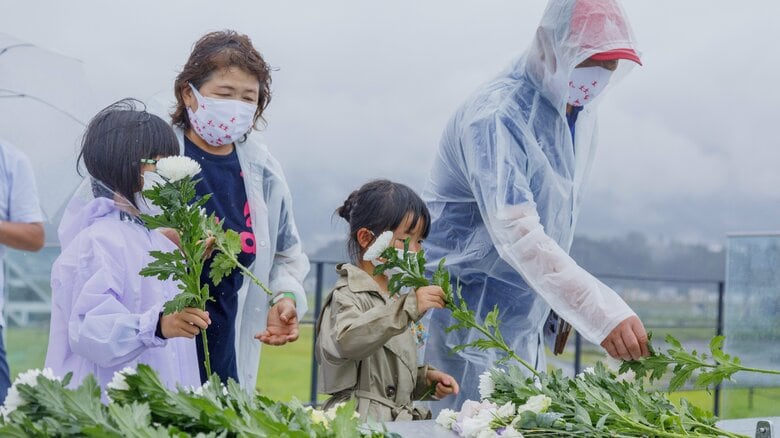 献花する参加者ら（高田松原津波復興記念公園）