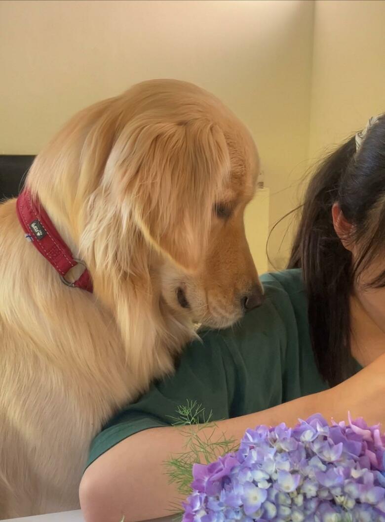 ご飯を食べているところをガン見（提供：エマさん）