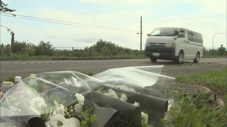 多くの犠牲者を出した事故現場には花が手向けられていた